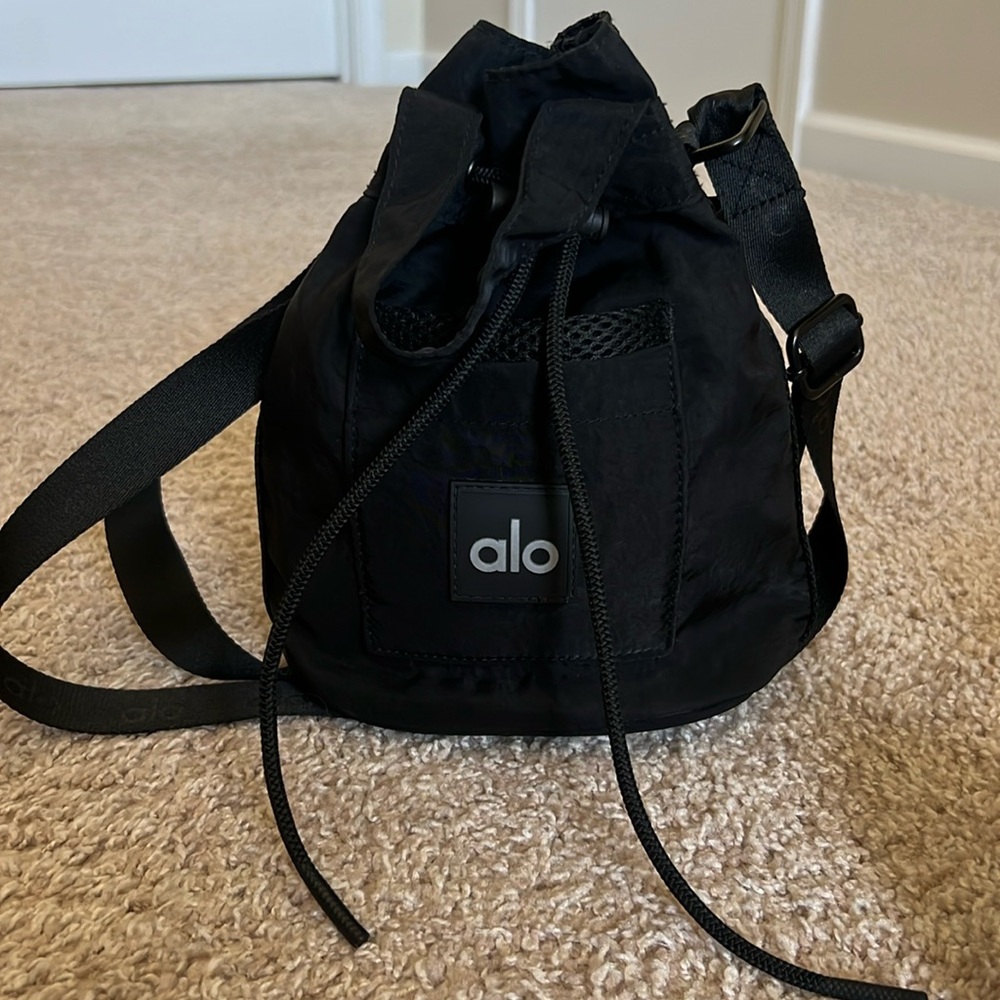 Alo yoga cross body bucket bag in black